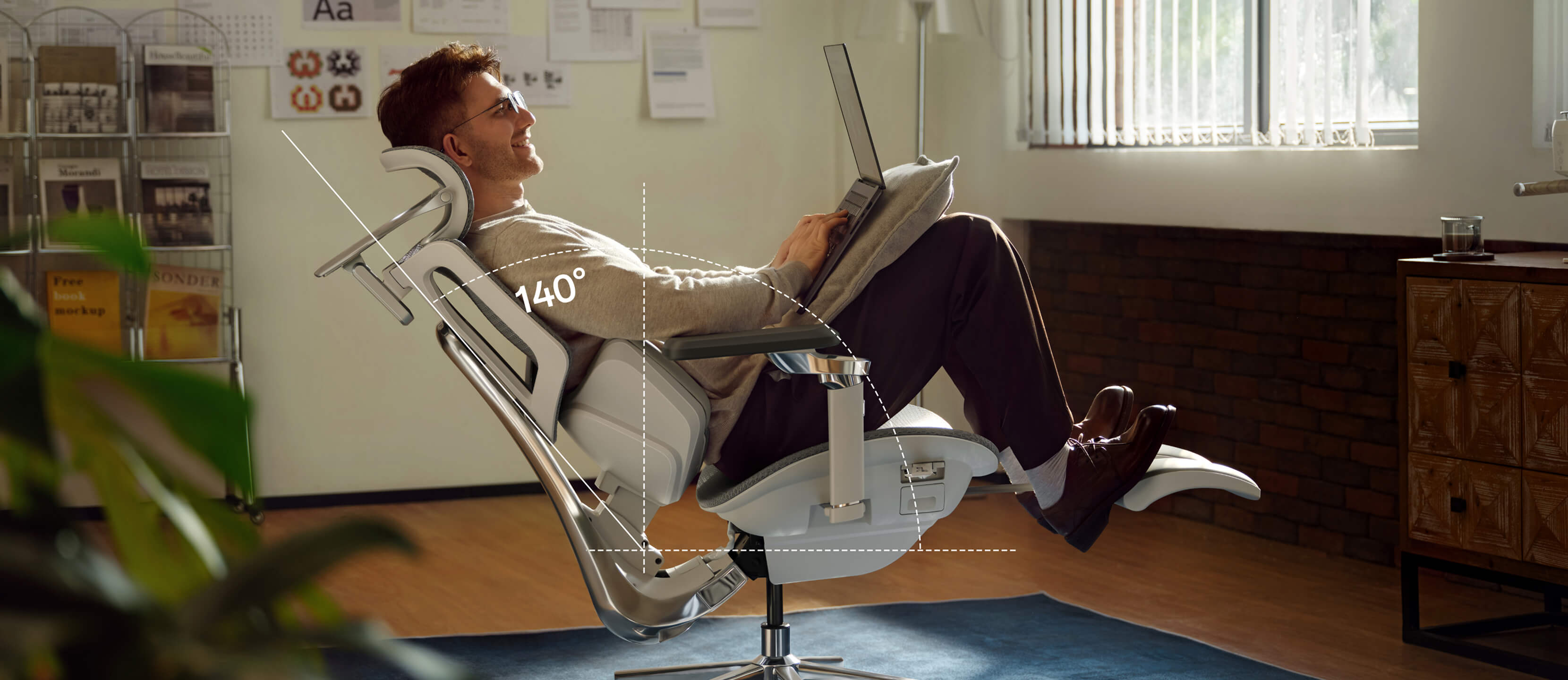 6D adjustable armrests for perfect arm ergonomics at work.